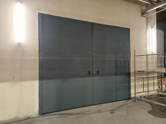 Sakarya Ada Zirve Metal tarafından montajı yapılan çift kanatlı endüstriyel çelik kapı