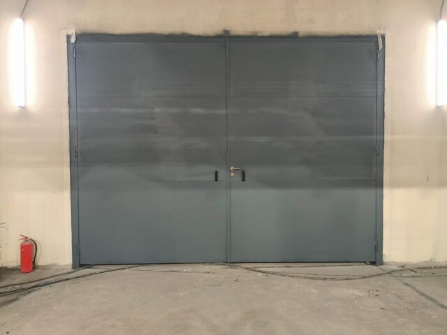 Sakarya Ada Zirve Metal tarafından üretilmiş iç mekan endüstriyel çelik kapı