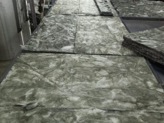 Sakarya Ada Zirve Metal atölyesinde çelik kapı için yalıtım malzemesi yerleştirme işlemi