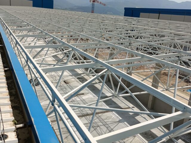 Sakarya Ada Zirve Metal tarafından üretilmiş geniş açıklıklı çelik çatı konstrüksiyon sistemi