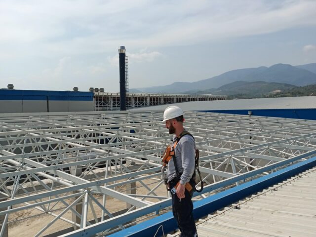 Sakarya Ada Zirve Metal Vinç tarafından yapılan endüstriyel çelik çatı konstrüksiyon montajı
