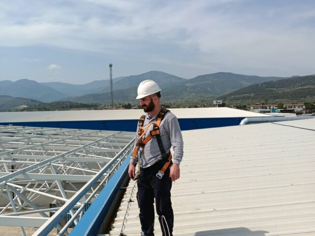 Sakarya Ada Zirve Metal ekip tarafından yapılan çelik çatı konstrüksiyon montaj çalışması